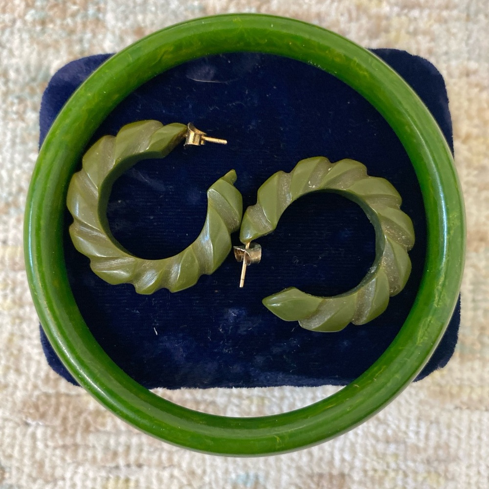 Vintage BAKELITE green marbled bangle avocado earring set